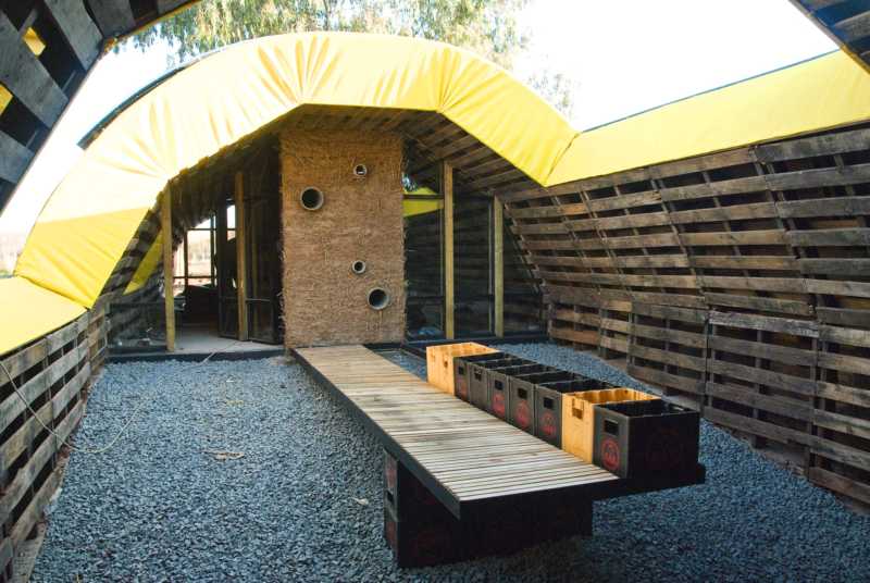 Slumtube-interior-casa-ecologica