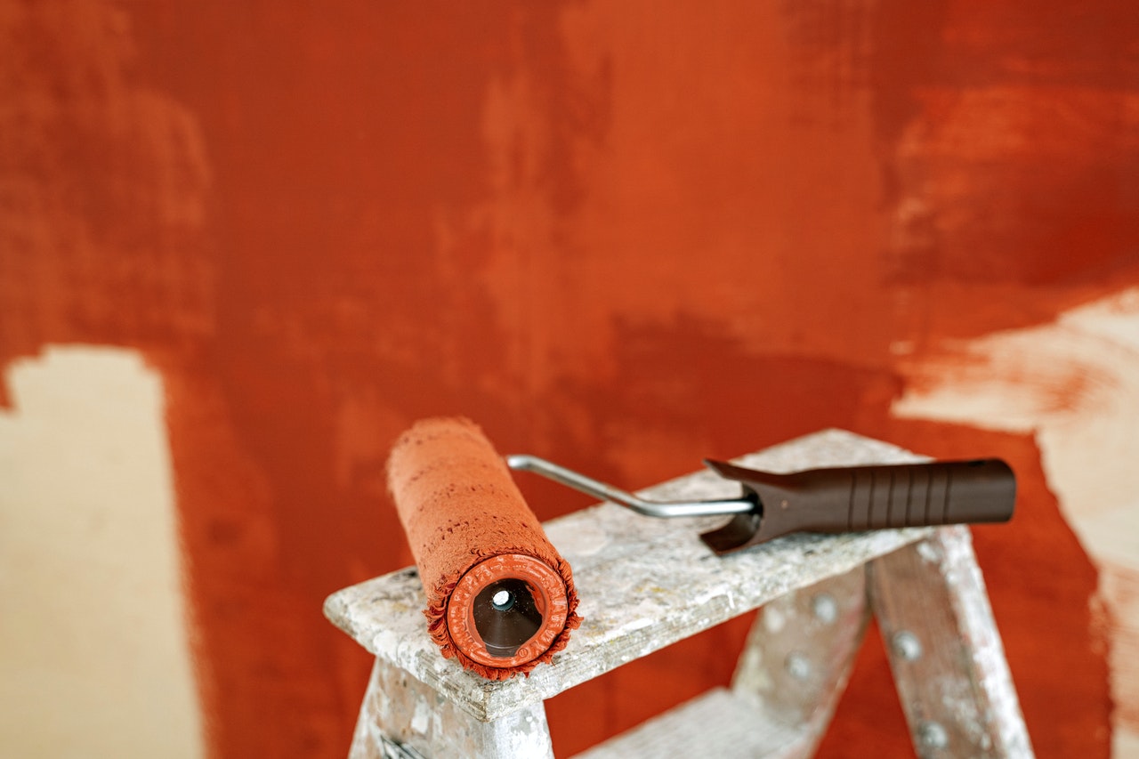 pared-roja-rodillo-pintura