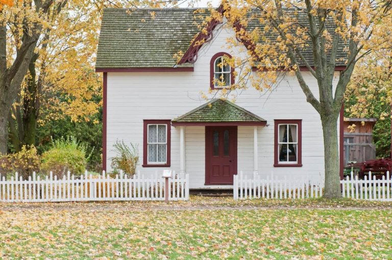 casa-madera-blanca-roja-valla