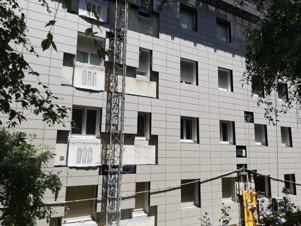 rehabilitacion-fachada-edificio-blanco