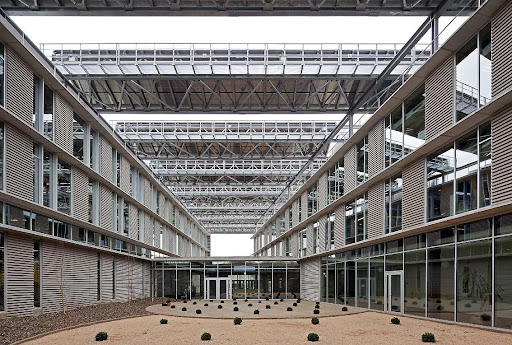 patio-central-edificio-oficinas-sener