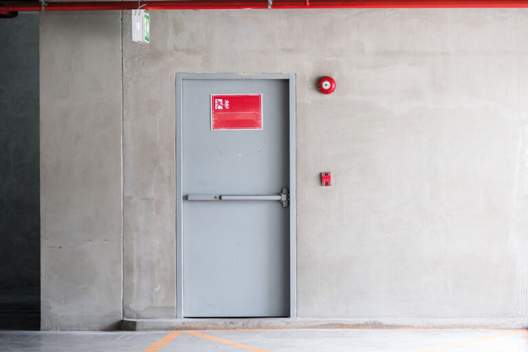 puerta cortafuegos con barra antipánico