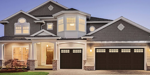 Vista frontal de una vivienda unifamiliar con puerta de garaje automatizada